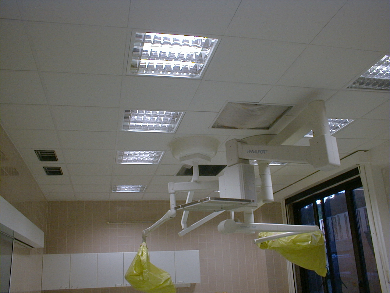 zavěsný kazetový strop -operační sál  Nemocnice Na Homolce